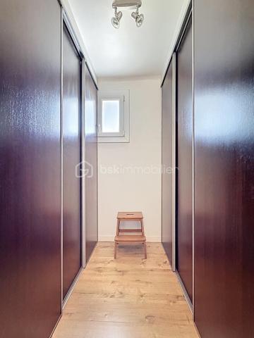 Bienvenue dans une maison où tout a été pensé pour conjuguer charme, fonctionnalité et emplacement privilégié.

Pour une parfaite transparence des surfaces soit 183 m² de surface totale exploitable : la maison développe 100m² habitables (126m² au sol), complétés par un sous-sol total de 57m² ; certificat de mesurage à l'appui.
S’ajoutent également un abri de jardin de 10 m² ainsi qu’un espace couvert sous escalier pouvant servir de local vélo ou moto.

Au rez-de-chaussée surélevé :
Une entrée accueillante ouvre sur une cuisine conviviale, une salle à manger lumineuse et un séjour chaleureux avec son poêle et un accès direct à la TERRASSE et au JARDIN exposés SUD-OUEST.
Un WC avec lave-mains complète ce niveau.

À l’étage :
Un palier dessert 3 chambres (entre 10 et 11m²), une salle de bain avec WC ainsi qu’une pièce dédiée au DRESSING (4m²) – un vrai plus pour l’organisation du quotidien.

Dans les combles :
Une chambre supplémentaire (14m² au sol), parfaite pour un adolescent, un espace invité ou un coin télétravail cosy, avec de nombreux rangements.

Sous-sol TOTAL ultra fonctionnel de 57m² :
Double garage (25m²), chaufferie, buanderie (7m²), une salle d'eau avec WC, bureau (7m²) et pièce annexe (11m², salle de jeux, stockage, atelier… à vous de choisir !)

Prestations & équipements :

Abris de jardin de 10m²
Maison entièrement isolée
Double vitrage (RDC, étages et sous-sol)
Volets roulants motorisés avec télécommande générale Somfy + commandes individuelles
VMC motorisée (salle d’eau & salle de bain)
Poêle installé en 2012
Chaudière gaz Frisquet (2009)
Toiture nettoyée et imperméabilisée il y a 3 ans
Portail motorisé & digicode
2 macarons de stationnement possibles délivrés par la ville

Un bien entretenu avec sérieux, prêt à accueillir une nouvelle famille.

Un emplacement idéal pour une vie 100% pratique
À pied :
Écoles maternelle et primaire Jules Ferry
Collège Coton
Lycées Mozart et Jean Moulin
Centre-ville & Forum
Place de l’Eau, cinéma, théâtre
Boulangerie (à 2 min !)
Marché les jeudis et dimanches

À proximité :
Leclerc à 5 min en voiture
Centre commercial O’Parinor
Autoroutes A1 et A3
Bus 140 et 148

Future ligne 16 et 17 du Grand Paris Express (2028) à côté du Forum – Gare de Drancy

Une maison familiale complète, chaleureuse et parfaitement située, idéale pour ceux qui veulent tout faire à pied tout en profitant d’un jardin et de beaux volumes.