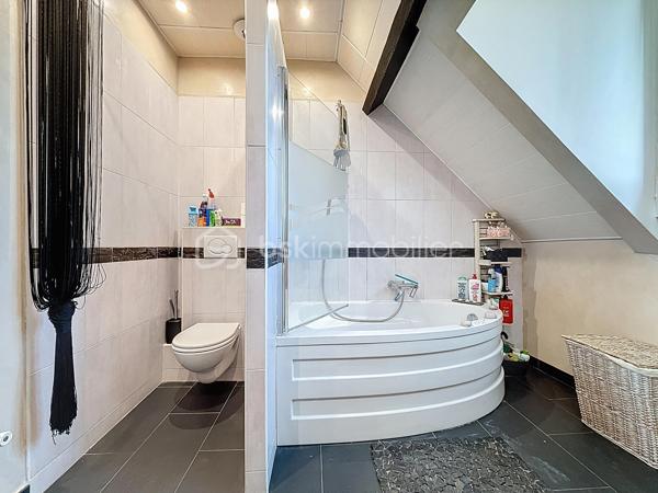Bienvenue dans une maison où tout a été pensé pour conjuguer charme, fonctionnalité et emplacement privilégié.

Pour une parfaite transparence des surfaces soit 183 m² de surface totale exploitable : la maison développe 100m² habitables (126m² au sol), complétés par un sous-sol total de 57m² ; certificat de mesurage à l'appui.
S’ajoutent également un abri de jardin de 10 m² ainsi qu’un espace couvert sous escalier pouvant servir de local vélo ou moto.

Au rez-de-chaussée surélevé :
Une entrée accueillante ouvre sur une cuisine conviviale, une salle à manger lumineuse et un séjour chaleureux avec son poêle et un accès direct à la TERRASSE et au JARDIN exposés SUD-OUEST.
Un WC avec lave-mains complète ce niveau.

À l’étage :
Un palier dessert 3 chambres (entre 10 et 11m²), une salle de bain avec WC ainsi qu’une pièce dédiée au DRESSING (4m²) – un vrai plus pour l’organisation du quotidien.

Dans les combles :
Une chambre supplémentaire (14m² au sol), parfaite pour un adolescent, un espace invité ou un coin télétravail cosy, avec de nombreux rangements.

Sous-sol TOTAL ultra fonctionnel de 57m² :
Double garage (25m²), chaufferie, buanderie (7m²), une salle d'eau avec WC, bureau (7m²) et pièce annexe (11m², salle de jeux, stockage, atelier… à vous de choisir !)

Prestations & équipements :

Abris de jardin de 10m²
Maison entièrement isolée
Double vitrage (RDC, étages et sous-sol)
Volets roulants motorisés avec télécommande générale Somfy + commandes individuelles
VMC motorisée (salle d’eau & salle de bain)
Poêle installé en 2012
Chaudière gaz Frisquet (2009)
Toiture nettoyée et imperméabilisée il y a 3 ans
Portail motorisé & digicode
2 macarons de stationnement possibles délivrés par la ville

Un bien entretenu avec sérieux, prêt à accueillir une nouvelle famille.

Un emplacement idéal pour une vie 100% pratique
À pied :
Écoles maternelle et primaire Jules Ferry
Collège Coton
Lycées Mozart et Jean Moulin
Centre-ville & Forum
Place de l’Eau, cinéma, théâtre
Boulangerie (à 2 min !)
Marché les jeudis et dimanches

À proximité :
Leclerc à 5 min en voiture
Centre commercial O’Parinor
Autoroutes A1 et A3
Bus 140 et 148

Future ligne 16 et 17 du Grand Paris Express (2028) à côté du Forum – Gare de Drancy

Une maison familiale complète, chaleureuse et parfaitement située, idéale pour ceux qui veulent tout faire à pied tout en profitant d’un jardin et de beaux volumes.