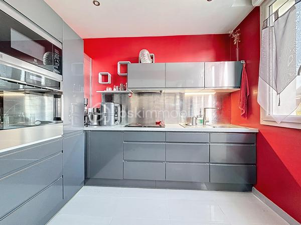 Bienvenue dans une maison où tout a été pensé pour conjuguer charme, fonctionnalité et emplacement privilégié.

Pour une parfaite transparence des surfaces soit 183 m² de surface totale exploitable : la maison développe 100m² habitables (126m² au sol), complétés par un sous-sol total de 57m² ; certificat de mesurage à l'appui.
S’ajoutent également un abri de jardin de 10 m² ainsi qu’un espace couvert sous escalier pouvant servir de local vélo ou moto.

Au rez-de-chaussée surélevé :
Une entrée accueillante ouvre sur une cuisine conviviale, une salle à manger lumineuse et un séjour chaleureux avec son poêle et un accès direct à la TERRASSE et au JARDIN exposés SUD-OUEST.
Un WC avec lave-mains complète ce niveau.

À l’étage :
Un palier dessert 3 chambres (entre 10 et 11m²), une salle de bain avec WC ainsi qu’une pièce dédiée au DRESSING (4m²) – un vrai plus pour l’organisation du quotidien.

Dans les combles :
Une chambre supplémentaire (14m² au sol), parfaite pour un adolescent, un espace invité ou un coin télétravail cosy, avec de nombreux rangements.

Sous-sol TOTAL ultra fonctionnel de 57m² :
Double garage (25m²), chaufferie, buanderie (7m²), une salle d'eau avec WC, bureau (7m²) et pièce annexe (11m², salle de jeux, stockage, atelier… à vous de choisir !)

Prestations & équipements :

Abris de jardin de 10m²
Maison entièrement isolée
Double vitrage (RDC, étages et sous-sol)
Volets roulants motorisés avec télécommande générale Somfy + commandes individuelles
VMC motorisée (salle d’eau & salle de bain)
Poêle installé en 2012
Chaudière gaz Frisquet (2009)
Toiture nettoyée et imperméabilisée il y a 3 ans
Portail motorisé & digicode
2 macarons de stationnement possibles délivrés par la ville

Un bien entretenu avec sérieux, prêt à accueillir une nouvelle famille.

Un emplacement idéal pour une vie 100% pratique
À pied :
Écoles maternelle et primaire Jules Ferry
Collège Coton
Lycées Mozart et Jean Moulin
Centre-ville & Forum
Place de l’Eau, cinéma, théâtre
Boulangerie (à 2 min !)
Marché les jeudis et dimanches

À proximité :
Leclerc à 5 min en voiture
Centre commercial O’Parinor
Autoroutes A1 et A3
Bus 140 et 148

Future ligne 16 et 17 du Grand Paris Express (2028) à côté du Forum – Gare de Drancy

Une maison familiale complète, chaleureuse et parfaitement située, idéale pour ceux qui veulent tout faire à pied tout en profitant d’un jardin et de beaux volumes.