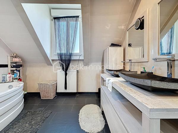 Bienvenue dans une maison où tout a été pensé pour conjuguer charme, fonctionnalité et emplacement privilégié.

Pour une parfaite transparence des surfaces soit 183 m² de surface totale exploitable : la maison développe 100m² habitables (126m² au sol), complétés par un sous-sol total de 57m² ; certificat de mesurage à l'appui.
S’ajoutent également un abri de jardin de 10 m² ainsi qu’un espace couvert sous escalier pouvant servir de local vélo ou moto.

Au rez-de-chaussée surélevé :
Une entrée accueillante ouvre sur une cuisine conviviale, une salle à manger lumineuse et un séjour chaleureux avec son poêle et un accès direct à la TERRASSE et au JARDIN exposés SUD-OUEST.
Un WC avec lave-mains complète ce niveau.

À l’étage :
Un palier dessert 3 chambres (entre 10 et 11m²), une salle de bain avec WC ainsi qu’une pièce dédiée au DRESSING (4m²) – un vrai plus pour l’organisation du quotidien.

Dans les combles :
Une chambre supplémentaire (14m² au sol), parfaite pour un adolescent, un espace invité ou un coin télétravail cosy, avec de nombreux rangements.

Sous-sol TOTAL ultra fonctionnel de 57m² :
Double garage (25m²), chaufferie, buanderie (7m²), une salle d'eau avec WC, bureau (7m²) et pièce annexe (11m², salle de jeux, stockage, atelier… à vous de choisir !)

Prestations & équipements :

Abris de jardin de 10m²
Maison entièrement isolée
Double vitrage (RDC, étages et sous-sol)
Volets roulants motorisés avec télécommande générale Somfy + commandes individuelles
VMC motorisée (salle d’eau & salle de bain)
Poêle installé en 2012
Chaudière gaz Frisquet (2009)
Toiture nettoyée et imperméabilisée il y a 3 ans
Portail motorisé & digicode
2 macarons de stationnement possibles délivrés par la ville

Un bien entretenu avec sérieux, prêt à accueillir une nouvelle famille.

Un emplacement idéal pour une vie 100% pratique
À pied :
Écoles maternelle et primaire Jules Ferry
Collège Coton
Lycées Mozart et Jean Moulin
Centre-ville & Forum
Place de l’Eau, cinéma, théâtre
Boulangerie (à 2 min !)
Marché les jeudis et dimanches

À proximité :
Leclerc à 5 min en voiture
Centre commercial O’Parinor
Autoroutes A1 et A3
Bus 140 et 148

Future ligne 16 et 17 du Grand Paris Express (2028) à côté du Forum – Gare de Drancy

Une maison familiale complète, chaleureuse et parfaitement située, idéale pour ceux qui veulent tout faire à pied tout en profitant d’un jardin et de beaux volumes.