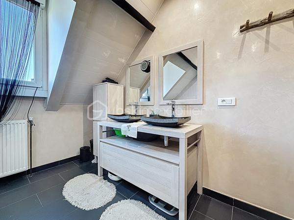Bienvenue dans une maison où tout a été pensé pour conjuguer charme, fonctionnalité et emplacement privilégié.

Pour une parfaite transparence des surfaces soit 183 m² de surface totale exploitable : la maison développe 100m² habitables (126m² au sol), complétés par un sous-sol total de 57m² ; certificat de mesurage à l'appui.
S’ajoutent également un abri de jardin de 10 m² ainsi qu’un espace couvert sous escalier pouvant servir de local vélo ou moto.

Au rez-de-chaussée surélevé :
Une entrée accueillante ouvre sur une cuisine conviviale, une salle à manger lumineuse et un séjour chaleureux avec son poêle et un accès direct à la TERRASSE et au JARDIN exposés SUD-OUEST.
Un WC avec lave-mains complète ce niveau.

À l’étage :
Un palier dessert 3 chambres (entre 10 et 11m²), une salle de bain avec WC ainsi qu’une pièce dédiée au DRESSING (4m²) – un vrai plus pour l’organisation du quotidien.

Dans les combles :
Une chambre supplémentaire (14m² au sol), parfaite pour un adolescent, un espace invité ou un coin télétravail cosy, avec de nombreux rangements.

Sous-sol TOTAL ultra fonctionnel de 57m² :
Double garage (25m²), chaufferie, buanderie (7m²), une salle d'eau avec WC, bureau (7m²) et pièce annexe (11m², salle de jeux, stockage, atelier… à vous de choisir !)

Prestations & équipements :

Abris de jardin de 10m²
Maison entièrement isolée
Double vitrage (RDC, étages et sous-sol)
Volets roulants motorisés avec télécommande générale Somfy + commandes individuelles
VMC motorisée (salle d’eau & salle de bain)
Poêle installé en 2012
Chaudière gaz Frisquet (2009)
Toiture nettoyée et imperméabilisée il y a 3 ans
Portail motorisé & digicode
2 macarons de stationnement possibles délivrés par la ville

Un bien entretenu avec sérieux, prêt à accueillir une nouvelle famille.

Un emplacement idéal pour une vie 100% pratique
À pied :
Écoles maternelle et primaire Jules Ferry
Collège Coton
Lycées Mozart et Jean Moulin
Centre-ville & Forum
Place de l’Eau, cinéma, théâtre
Boulangerie (à 2 min !)
Marché les jeudis et dimanches

À proximité :
Leclerc à 5 min en voiture
Centre commercial O’Parinor
Autoroutes A1 et A3
Bus 140 et 148

Future ligne 16 et 17 du Grand Paris Express (2028) à côté du Forum – Gare de Drancy

Une maison familiale complète, chaleureuse et parfaitement située, idéale pour ceux qui veulent tout faire à pied tout en profitant d’un jardin et de beaux volumes.