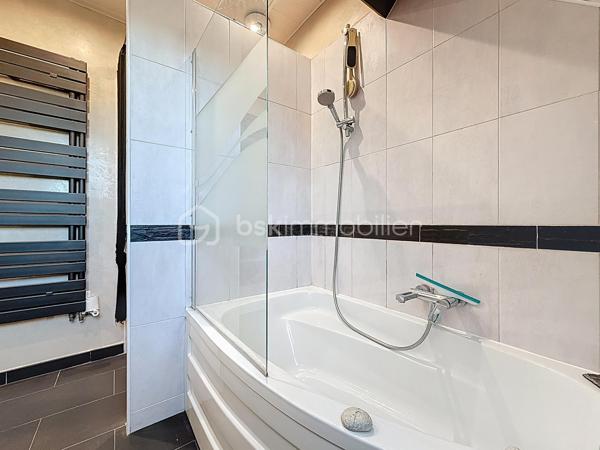 Bienvenue dans une maison où tout a été pensé pour conjuguer charme, fonctionnalité et emplacement privilégié.

Pour une parfaite transparence des surfaces soit 183 m² de surface totale exploitable : la maison développe 100m² habitables (126m² au sol), complétés par un sous-sol total de 57m² ; certificat de mesurage à l'appui.
S’ajoutent également un abri de jardin de 10 m² ainsi qu’un espace couvert sous escalier pouvant servir de local vélo ou moto.

Au rez-de-chaussée surélevé :
Une entrée accueillante ouvre sur une cuisine conviviale, une salle à manger lumineuse et un séjour chaleureux avec son poêle et un accès direct à la TERRASSE et au JARDIN exposés SUD-OUEST.
Un WC avec lave-mains complète ce niveau.

À l’étage :
Un palier dessert 3 chambres (entre 10 et 11m²), une salle de bain avec WC ainsi qu’une pièce dédiée au DRESSING (4m²) – un vrai plus pour l’organisation du quotidien.

Dans les combles :
Une chambre supplémentaire (14m² au sol), parfaite pour un adolescent, un espace invité ou un coin télétravail cosy, avec de nombreux rangements.

Sous-sol TOTAL ultra fonctionnel de 57m² :
Double garage (25m²), chaufferie, buanderie (7m²), une salle d'eau avec WC, bureau (7m²) et pièce annexe (11m², salle de jeux, stockage, atelier… à vous de choisir !)

Prestations & équipements :

Abris de jardin de 10m²
Maison entièrement isolée
Double vitrage (RDC, étages et sous-sol)
Volets roulants motorisés avec télécommande générale Somfy + commandes individuelles
VMC motorisée (salle d’eau & salle de bain)
Poêle installé en 2012
Chaudière gaz Frisquet (2009)
Toiture nettoyée et imperméabilisée il y a 3 ans
Portail motorisé & digicode
2 macarons de stationnement possibles délivrés par la ville

Un bien entretenu avec sérieux, prêt à accueillir une nouvelle famille.

Un emplacement idéal pour une vie 100% pratique
À pied :
Écoles maternelle et primaire Jules Ferry
Collège Coton
Lycées Mozart et Jean Moulin
Centre-ville & Forum
Place de l’Eau, cinéma, théâtre
Boulangerie (à 2 min !)
Marché les jeudis et dimanches

À proximité :
Leclerc à 5 min en voiture
Centre commercial O’Parinor
Autoroutes A1 et A3
Bus 140 et 148

Future ligne 16 et 17 du Grand Paris Express (2028) à côté du Forum – Gare de Drancy

Une maison familiale complète, chaleureuse et parfaitement située, idéale pour ceux qui veulent tout faire à pied tout en profitant d’un jardin et de beaux volumes.