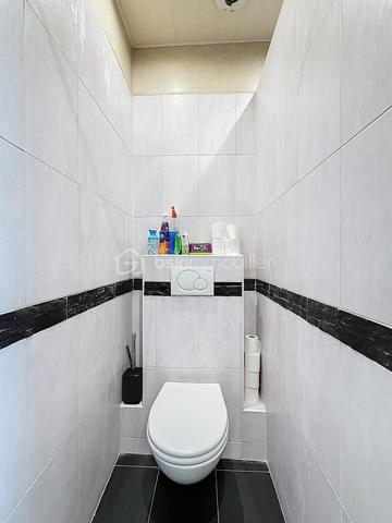Bienvenue dans une maison où tout a été pensé pour conjuguer charme, fonctionnalité et emplacement privilégié.

Pour une parfaite transparence des surfaces soit 183 m² de surface totale exploitable : la maison développe 100m² habitables (126m² au sol), complétés par un sous-sol total de 57m² ; certificat de mesurage à l'appui.
S’ajoutent également un abri de jardin de 10 m² ainsi qu’un espace couvert sous escalier pouvant servir de local vélo ou moto.

Au rez-de-chaussée surélevé :
Une entrée accueillante ouvre sur une cuisine conviviale, une salle à manger lumineuse et un séjour chaleureux avec son poêle et un accès direct à la TERRASSE et au JARDIN exposés SUD-OUEST.
Un WC avec lave-mains complète ce niveau.

À l’étage :
Un palier dessert 3 chambres (entre 10 et 11m²), une salle de bain avec WC ainsi qu’une pièce dédiée au DRESSING (4m²) – un vrai plus pour l’organisation du quotidien.

Dans les combles :
Une chambre supplémentaire (14m² au sol), parfaite pour un adolescent, un espace invité ou un coin télétravail cosy, avec de nombreux rangements.

Sous-sol TOTAL ultra fonctionnel de 57m² :
Double garage (25m²), chaufferie, buanderie (7m²), une salle d'eau avec WC, bureau (7m²) et pièce annexe (11m², salle de jeux, stockage, atelier… à vous de choisir !)

Prestations & équipements :

Abris de jardin de 10m²
Maison entièrement isolée
Double vitrage (RDC, étages et sous-sol)
Volets roulants motorisés avec télécommande générale Somfy + commandes individuelles
VMC motorisée (salle d’eau & salle de bain)
Poêle installé en 2012
Chaudière gaz Frisquet (2009)
Toiture nettoyée et imperméabilisée il y a 3 ans
Portail motorisé & digicode
2 macarons de stationnement possibles délivrés par la ville

Un bien entretenu avec sérieux, prêt à accueillir une nouvelle famille.

Un emplacement idéal pour une vie 100% pratique
À pied :
Écoles maternelle et primaire Jules Ferry
Collège Coton
Lycées Mozart et Jean Moulin
Centre-ville & Forum
Place de l’Eau, cinéma, théâtre
Boulangerie (à 2 min !)
Marché les jeudis et dimanches

À proximité :
Leclerc à 5 min en voiture
Centre commercial O’Parinor
Autoroutes A1 et A3
Bus 140 et 148

Future ligne 16 et 17 du Grand Paris Express (2028) à côté du Forum – Gare de Drancy

Une maison familiale complète, chaleureuse et parfaitement située, idéale pour ceux qui veulent tout faire à pied tout en profitant d’un jardin et de beaux volumes.
