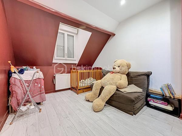 Bienvenue dans une maison où tout a été pensé pour conjuguer charme, fonctionnalité et emplacement privilégié.

Pour une parfaite transparence des surfaces soit 183 m² de surface totale exploitable : la maison développe 100m² habitables (126m² au sol), complétés par un sous-sol total de 57m² ; certificat de mesurage à l'appui.
S’ajoutent également un abri de jardin de 10 m² ainsi qu’un espace couvert sous escalier pouvant servir de local vélo ou moto.

Au rez-de-chaussée surélevé :
Une entrée accueillante ouvre sur une cuisine conviviale, une salle à manger lumineuse et un séjour chaleureux avec son poêle et un accès direct à la TERRASSE et au JARDIN exposés SUD-OUEST.
Un WC avec lave-mains complète ce niveau.

À l’étage :
Un palier dessert 3 chambres (entre 10 et 11m²), une salle de bain avec WC ainsi qu’une pièce dédiée au DRESSING (4m²) – un vrai plus pour l’organisation du quotidien.

Dans les combles :
Une chambre supplémentaire (14m² au sol), parfaite pour un adolescent, un espace invité ou un coin télétravail cosy, avec de nombreux rangements.

Sous-sol TOTAL ultra fonctionnel de 57m² :
Double garage (25m²), chaufferie, buanderie (7m²), une salle d'eau avec WC, bureau (7m²) et pièce annexe (11m², salle de jeux, stockage, atelier… à vous de choisir !)

Prestations & équipements :

Abris de jardin de 10m²
Maison entièrement isolée
Double vitrage (RDC, étages et sous-sol)
Volets roulants motorisés avec télécommande générale Somfy + commandes individuelles
VMC motorisée (salle d’eau & salle de bain)
Poêle installé en 2012
Chaudière gaz Frisquet (2009)
Toiture nettoyée et imperméabilisée il y a 3 ans
Portail motorisé & digicode
2 macarons de stationnement possibles délivrés par la ville

Un bien entretenu avec sérieux, prêt à accueillir une nouvelle famille.

Un emplacement idéal pour une vie 100% pratique
À pied :
Écoles maternelle et primaire Jules Ferry
Collège Coton
Lycées Mozart et Jean Moulin
Centre-ville & Forum
Place de l’Eau, cinéma, théâtre
Boulangerie (à 2 min !)
Marché les jeudis et dimanches

À proximité :
Leclerc à 5 min en voiture
Centre commercial O’Parinor
Autoroutes A1 et A3
Bus 140 et 148

Future ligne 16 et 17 du Grand Paris Express (2028) à côté du Forum – Gare de Drancy

Une maison familiale complète, chaleureuse et parfaitement située, idéale pour ceux qui veulent tout faire à pied tout en profitant d’un jardin et de beaux volumes.