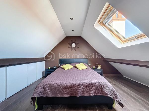 Bienvenue dans une maison où tout a été pensé pour conjuguer charme, fonctionnalité et emplacement privilégié.

Pour une parfaite transparence des surfaces soit 183 m² de surface totale exploitable : la maison développe 100m² habitables (126m² au sol), complétés par un sous-sol total de 57m² ; certificat de mesurage à l'appui.
S’ajoutent également un abri de jardin de 10 m² ainsi qu’un espace couvert sous escalier pouvant servir de local vélo ou moto.

Au rez-de-chaussée surélevé :
Une entrée accueillante ouvre sur une cuisine conviviale, une salle à manger lumineuse et un séjour chaleureux avec son poêle et un accès direct à la TERRASSE et au JARDIN exposés SUD-OUEST.
Un WC avec lave-mains complète ce niveau.

À l’étage :
Un palier dessert 3 chambres (entre 10 et 11m²), une salle de bain avec WC ainsi qu’une pièce dédiée au DRESSING (4m²) – un vrai plus pour l’organisation du quotidien.

Dans les combles :
Une chambre supplémentaire (14m² au sol), parfaite pour un adolescent, un espace invité ou un coin télétravail cosy, avec de nombreux rangements.

Sous-sol TOTAL ultra fonctionnel de 57m² :
Double garage (25m²), chaufferie, buanderie (7m²), une salle d'eau avec WC, bureau (7m²) et pièce annexe (11m², salle de jeux, stockage, atelier… à vous de choisir !)

Prestations & équipements :

Abris de jardin de 10m²
Maison entièrement isolée
Double vitrage (RDC, étages et sous-sol)
Volets roulants motorisés avec télécommande générale Somfy + commandes individuelles
VMC motorisée (salle d’eau & salle de bain)
Poêle installé en 2012
Chaudière gaz Frisquet (2009)
Toiture nettoyée et imperméabilisée il y a 3 ans
Portail motorisé & digicode
2 macarons de stationnement possibles délivrés par la ville

Un bien entretenu avec sérieux, prêt à accueillir une nouvelle famille.

Un emplacement idéal pour une vie 100% pratique
À pied :
Écoles maternelle et primaire Jules Ferry
Collège Coton
Lycées Mozart et Jean Moulin
Centre-ville & Forum
Place de l’Eau, cinéma, théâtre
Boulangerie (à 2 min !)
Marché les jeudis et dimanches

À proximité :
Leclerc à 5 min en voiture
Centre commercial O’Parinor
Autoroutes A1 et A3
Bus 140 et 148

Future ligne 16 et 17 du Grand Paris Express (2028) à côté du Forum – Gare de Drancy

Une maison familiale complète, chaleureuse et parfaitement située, idéale pour ceux qui veulent tout faire à pied tout en profitant d’un jardin et de beaux volumes.
