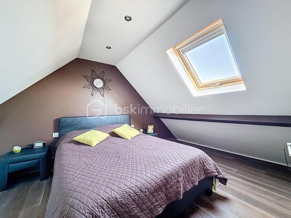 Bienvenue dans une maison où tout a été pensé pour conjuguer charme, fonctionnalité et emplacement privilégié.

Pour une parfaite transparence des surfaces soit 183 m² de surface totale exploitable : la maison développe 100m² habitables (126m² au sol), complétés par un sous-sol total de 57m² ; certificat de mesurage à l'appui.
S’ajoutent également un abri de jardin de 10 m² ainsi qu’un espace couvert sous escalier pouvant servir de local vélo ou moto.

Au rez-de-chaussée surélevé :
Une entrée accueillante ouvre sur une cuisine conviviale, une salle à manger lumineuse et un séjour chaleureux avec son poêle et un accès direct à la TERRASSE et au JARDIN exposés SUD-OUEST.
Un WC avec lave-mains complète ce niveau.

À l’étage :
Un palier dessert 3 chambres (entre 10 et 11m²), une salle de bain avec WC ainsi qu’une pièce dédiée au DRESSING (4m²) – un vrai plus pour l’organisation du quotidien.

Dans les combles :
Une chambre supplémentaire (14m² au sol), parfaite pour un adolescent, un espace invité ou un coin télétravail cosy, avec de nombreux rangements.

Sous-sol TOTAL ultra fonctionnel de 57m² :
Double garage (25m²), chaufferie, buanderie (7m²), une salle d'eau avec WC, bureau (7m²) et pièce annexe (11m², salle de jeux, stockage, atelier… à vous de choisir !)

Prestations & équipements :

Abris de jardin de 10m²
Maison entièrement isolée
Double vitrage (RDC, étages et sous-sol)
Volets roulants motorisés avec télécommande générale Somfy + commandes individuelles
VMC motorisée (salle d’eau & salle de bain)
Poêle installé en 2012
Chaudière gaz Frisquet (2009)
Toiture nettoyée et imperméabilisée il y a 3 ans
Portail motorisé & digicode
2 macarons de stationnement possibles délivrés par la ville

Un bien entretenu avec sérieux, prêt à accueillir une nouvelle famille.

Un emplacement idéal pour une vie 100% pratique
À pied :
Écoles maternelle et primaire Jules Ferry
Collège Coton
Lycées Mozart et Jean Moulin
Centre-ville & Forum
Place de l’Eau, cinéma, théâtre
Boulangerie (à 2 min !)
Marché les jeudis et dimanches

À proximité :
Leclerc à 5 min en voiture
Centre commercial O’Parinor
Autoroutes A1 et A3
Bus 140 et 148

Future ligne 16 et 17 du Grand Paris Express (2028) à côté du Forum – Gare de Drancy

Une maison familiale complète, chaleureuse et parfaitement située, idéale pour ceux qui veulent tout faire à pied tout en profitant d’un jardin et de beaux volumes.