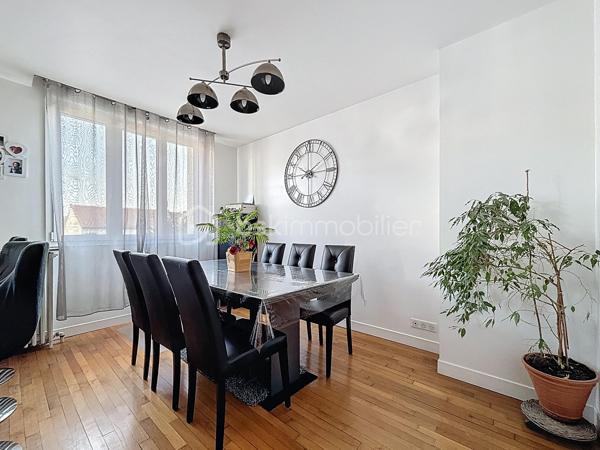 Bienvenue dans une maison où tout a été pensé pour conjuguer charme, fonctionnalité et emplacement privilégié.

Pour une parfaite transparence des surfaces soit 183 m² de surface totale exploitable : la maison développe 100m² habitables (126m² au sol), complétés par un sous-sol total de 57m² ; certificat de mesurage à l'appui.
S’ajoutent également un abri de jardin de 10 m² ainsi qu’un espace couvert sous escalier pouvant servir de local vélo ou moto.

Au rez-de-chaussée surélevé :
Une entrée accueillante ouvre sur une cuisine conviviale, une salle à manger lumineuse et un séjour chaleureux avec son poêle et un accès direct à la TERRASSE et au JARDIN exposés SUD-OUEST.
Un WC avec lave-mains complète ce niveau.

À l’étage :
Un palier dessert 3 chambres (entre 10 et 11m²), une salle de bain avec WC ainsi qu’une pièce dédiée au DRESSING (4m²) – un vrai plus pour l’organisation du quotidien.

Dans les combles :
Une chambre supplémentaire (14m² au sol), parfaite pour un adolescent, un espace invité ou un coin télétravail cosy, avec de nombreux rangements.

Sous-sol TOTAL ultra fonctionnel de 57m² :
Double garage (25m²), chaufferie, buanderie (7m²), une salle d'eau avec WC, bureau (7m²) et pièce annexe (11m², salle de jeux, stockage, atelier… à vous de choisir !)

Prestations & équipements :

Abris de jardin de 10m²
Maison entièrement isolée
Double vitrage (RDC, étages et sous-sol)
Volets roulants motorisés avec télécommande générale Somfy + commandes individuelles
VMC motorisée (salle d’eau & salle de bain)
Poêle installé en 2012
Chaudière gaz Frisquet (2009)
Toiture nettoyée et imperméabilisée il y a 3 ans
Portail motorisé & digicode
2 macarons de stationnement possibles délivrés par la ville

Un bien entretenu avec sérieux, prêt à accueillir une nouvelle famille.

Un emplacement idéal pour une vie 100% pratique
À pied :
Écoles maternelle et primaire Jules Ferry
Collège Coton
Lycées Mozart et Jean Moulin
Centre-ville & Forum
Place de l’Eau, cinéma, théâtre
Boulangerie (à 2 min !)
Marché les jeudis et dimanches

À proximité :
Leclerc à 5 min en voiture
Centre commercial O’Parinor
Autoroutes A1 et A3
Bus 140 et 148

Future ligne 16 et 17 du Grand Paris Express (2028) à côté du Forum – Gare de Drancy

Une maison familiale complète, chaleureuse et parfaitement située, idéale pour ceux qui veulent tout faire à pied tout en profitant d’un jardin et de beaux volumes.