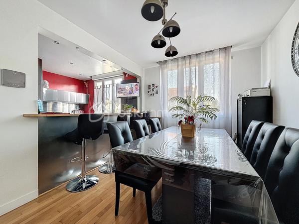 Bienvenue dans une maison où tout a été pensé pour conjuguer charme, fonctionnalité et emplacement privilégié.

Pour une parfaite transparence des surfaces soit 183 m² de surface totale exploitable : la maison développe 100m² habitables (126m² au sol), complétés par un sous-sol total de 57m² ; certificat de mesurage à l'appui.
S’ajoutent également un abri de jardin de 10 m² ainsi qu’un espace couvert sous escalier pouvant servir de local vélo ou moto.

Au rez-de-chaussée surélevé :
Une entrée accueillante ouvre sur une cuisine conviviale, une salle à manger lumineuse et un séjour chaleureux avec son poêle et un accès direct à la TERRASSE et au JARDIN exposés SUD-OUEST.
Un WC avec lave-mains complète ce niveau.

À l’étage :
Un palier dessert 3 chambres (entre 10 et 11m²), une salle de bain avec WC ainsi qu’une pièce dédiée au DRESSING (4m²) – un vrai plus pour l’organisation du quotidien.

Dans les combles :
Une chambre supplémentaire (14m² au sol), parfaite pour un adolescent, un espace invité ou un coin télétravail cosy, avec de nombreux rangements.

Sous-sol TOTAL ultra fonctionnel de 57m² :
Double garage (25m²), chaufferie, buanderie (7m²), une salle d'eau avec WC, bureau (7m²) et pièce annexe (11m², salle de jeux, stockage, atelier… à vous de choisir !)

Prestations & équipements :

Abris de jardin de 10m²
Maison entièrement isolée
Double vitrage (RDC, étages et sous-sol)
Volets roulants motorisés avec télécommande générale Somfy + commandes individuelles
VMC motorisée (salle d’eau & salle de bain)
Poêle installé en 2012
Chaudière gaz Frisquet (2009)
Toiture nettoyée et imperméabilisée il y a 3 ans
Portail motorisé & digicode
2 macarons de stationnement possibles délivrés par la ville

Un bien entretenu avec sérieux, prêt à accueillir une nouvelle famille.

Un emplacement idéal pour une vie 100% pratique
À pied :
Écoles maternelle et primaire Jules Ferry
Collège Coton
Lycées Mozart et Jean Moulin
Centre-ville & Forum
Place de l’Eau, cinéma, théâtre
Boulangerie (à 2 min !)
Marché les jeudis et dimanches

À proximité :
Leclerc à 5 min en voiture
Centre commercial O’Parinor
Autoroutes A1 et A3
Bus 140 et 148

Future ligne 16 et 17 du Grand Paris Express (2028) à côté du Forum – Gare de Drancy

Une maison familiale complète, chaleureuse et parfaitement située, idéale pour ceux qui veulent tout faire à pied tout en profitant d’un jardin et de beaux volumes.