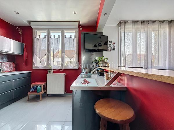 Bienvenue dans une maison où tout a été pensé pour conjuguer charme, fonctionnalité et emplacement privilégié.

Pour une parfaite transparence des surfaces soit 183 m² de surface totale exploitable : la maison développe 100m² habitables (126m² au sol), complétés par un sous-sol total de 57m² ; certificat de mesurage à l'appui.
S’ajoutent également un abri de jardin de 10 m² ainsi qu’un espace couvert sous escalier pouvant servir de local vélo ou moto.

Au rez-de-chaussée surélevé :
Une entrée accueillante ouvre sur une cuisine conviviale, une salle à manger lumineuse et un séjour chaleureux avec son poêle et un accès direct à la TERRASSE et au JARDIN exposés SUD-OUEST.
Un WC avec lave-mains complète ce niveau.

À l’étage :
Un palier dessert 3 chambres (entre 10 et 11m²), une salle de bain avec WC ainsi qu’une pièce dédiée au DRESSING (4m²) – un vrai plus pour l’organisation du quotidien.

Dans les combles :
Une chambre supplémentaire (14m² au sol), parfaite pour un adolescent, un espace invité ou un coin télétravail cosy, avec de nombreux rangements.

Sous-sol TOTAL ultra fonctionnel de 57m² :
Double garage (25m²), chaufferie, buanderie (7m²), une salle d'eau avec WC, bureau (7m²) et pièce annexe (11m², salle de jeux, stockage, atelier… à vous de choisir !)

Prestations & équipements :

Abris de jardin de 10m²
Maison entièrement isolée
Double vitrage (RDC, étages et sous-sol)
Volets roulants motorisés avec télécommande générale Somfy + commandes individuelles
VMC motorisée (salle d’eau & salle de bain)
Poêle installé en 2012
Chaudière gaz Frisquet (2009)
Toiture nettoyée et imperméabilisée il y a 3 ans
Portail motorisé & digicode
2 macarons de stationnement possibles délivrés par la ville

Un bien entretenu avec sérieux, prêt à accueillir une nouvelle famille.

Un emplacement idéal pour une vie 100% pratique
À pied :
Écoles maternelle et primaire Jules Ferry
Collège Coton
Lycées Mozart et Jean Moulin
Centre-ville & Forum
Place de l’Eau, cinéma, théâtre
Boulangerie (à 2 min !)
Marché les jeudis et dimanches

À proximité :
Leclerc à 5 min en voiture
Centre commercial O’Parinor
Autoroutes A1 et A3
Bus 140 et 148

Future ligne 16 et 17 du Grand Paris Express (2028) à côté du Forum – Gare de Drancy

Une maison familiale complète, chaleureuse et parfaitement située, idéale pour ceux qui veulent tout faire à pied tout en profitant d’un jardin et de beaux volumes.