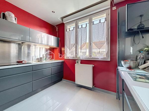 Bienvenue dans une maison où tout a été pensé pour conjuguer charme, fonctionnalité et emplacement privilégié.

Pour une parfaite transparence des surfaces soit 183 m² de surface totale exploitable : la maison développe 100m² habitables (126m² au sol), complétés par un sous-sol total de 57m² ; certificat de mesurage à l'appui.
S’ajoutent également un abri de jardin de 10 m² ainsi qu’un espace couvert sous escalier pouvant servir de local vélo ou moto.

Au rez-de-chaussée surélevé :
Une entrée accueillante ouvre sur une cuisine conviviale, une salle à manger lumineuse et un séjour chaleureux avec son poêle et un accès direct à la TERRASSE et au JARDIN exposés SUD-OUEST.
Un WC avec lave-mains complète ce niveau.

À l’étage :
Un palier dessert 3 chambres (entre 10 et 11m²), une salle de bain avec WC ainsi qu’une pièce dédiée au DRESSING (4m²) – un vrai plus pour l’organisation du quotidien.

Dans les combles :
Une chambre supplémentaire (14m² au sol), parfaite pour un adolescent, un espace invité ou un coin télétravail cosy, avec de nombreux rangements.

Sous-sol TOTAL ultra fonctionnel de 57m² :
Double garage (25m²), chaufferie, buanderie (7m²), une salle d'eau avec WC, bureau (7m²) et pièce annexe (11m², salle de jeux, stockage, atelier… à vous de choisir !)

Prestations & équipements :

Abris de jardin de 10m²
Maison entièrement isolée
Double vitrage (RDC, étages et sous-sol)
Volets roulants motorisés avec télécommande générale Somfy + commandes individuelles
VMC motorisée (salle d’eau & salle de bain)
Poêle installé en 2012
Chaudière gaz Frisquet (2009)
Toiture nettoyée et imperméabilisée il y a 3 ans
Portail motorisé & digicode
2 macarons de stationnement possibles délivrés par la ville

Un bien entretenu avec sérieux, prêt à accueillir une nouvelle famille.

Un emplacement idéal pour une vie 100% pratique
À pied :
Écoles maternelle et primaire Jules Ferry
Collège Coton
Lycées Mozart et Jean Moulin
Centre-ville & Forum
Place de l’Eau, cinéma, théâtre
Boulangerie (à 2 min !)
Marché les jeudis et dimanches

À proximité :
Leclerc à 5 min en voiture
Centre commercial O’Parinor
Autoroutes A1 et A3
Bus 140 et 148

Future ligne 16 et 17 du Grand Paris Express (2028) à côté du Forum – Gare de Drancy

Une maison familiale complète, chaleureuse et parfaitement située, idéale pour ceux qui veulent tout faire à pied tout en profitant d’un jardin et de beaux volumes.
