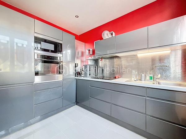 Bienvenue dans une maison où tout a été pensé pour conjuguer charme, fonctionnalité et emplacement privilégié.

Pour une parfaite transparence des surfaces soit 183 m² de surface totale exploitable : la maison développe 100m² habitables (126m² au sol), complétés par un sous-sol total de 57m² ; certificat de mesurage à l'appui.
S’ajoutent également un abri de jardin de 10 m² ainsi qu’un espace couvert sous escalier pouvant servir de local vélo ou moto.

Au rez-de-chaussée surélevé :
Une entrée accueillante ouvre sur une cuisine conviviale, une salle à manger lumineuse et un séjour chaleureux avec son poêle et un accès direct à la TERRASSE et au JARDIN exposés SUD-OUEST.
Un WC avec lave-mains complète ce niveau.

À l’étage :
Un palier dessert 3 chambres (entre 10 et 11m²), une salle de bain avec WC ainsi qu’une pièce dédiée au DRESSING (4m²) – un vrai plus pour l’organisation du quotidien.

Dans les combles :
Une chambre supplémentaire (14m² au sol), parfaite pour un adolescent, un espace invité ou un coin télétravail cosy, avec de nombreux rangements.

Sous-sol TOTAL ultra fonctionnel de 57m² :
Double garage (25m²), chaufferie, buanderie (7m²), une salle d'eau avec WC, bureau (7m²) et pièce annexe (11m², salle de jeux, stockage, atelier… à vous de choisir !)

Prestations & équipements :

Abris de jardin de 10m²
Maison entièrement isolée
Double vitrage (RDC, étages et sous-sol)
Volets roulants motorisés avec télécommande générale Somfy + commandes individuelles
VMC motorisée (salle d’eau & salle de bain)
Poêle installé en 2012
Chaudière gaz Frisquet (2009)
Toiture nettoyée et imperméabilisée il y a 3 ans
Portail motorisé & digicode
2 macarons de stationnement possibles délivrés par la ville

Un bien entretenu avec sérieux, prêt à accueillir une nouvelle famille.

Un emplacement idéal pour une vie 100% pratique
À pied :
Écoles maternelle et primaire Jules Ferry
Collège Coton
Lycées Mozart et Jean Moulin
Centre-ville & Forum
Place de l’Eau, cinéma, théâtre
Boulangerie (à 2 min !)
Marché les jeudis et dimanches

À proximité :
Leclerc à 5 min en voiture
Centre commercial O’Parinor
Autoroutes A1 et A3
Bus 140 et 148

Future ligne 16 et 17 du Grand Paris Express (2028) à côté du Forum – Gare de Drancy

Une maison familiale complète, chaleureuse et parfaitement située, idéale pour ceux qui veulent tout faire à pied tout en profitant d’un jardin et de beaux volumes.