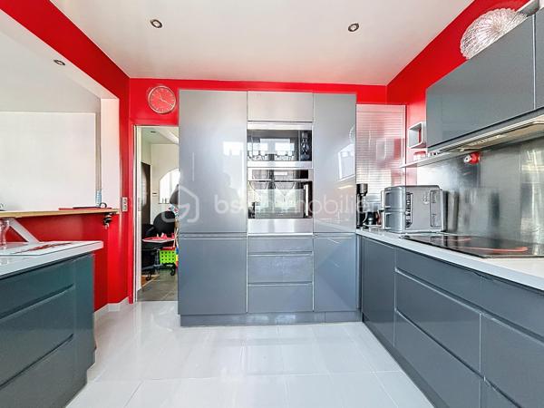 Bienvenue dans une maison où tout a été pensé pour conjuguer charme, fonctionnalité et emplacement privilégié.

Pour une parfaite transparence des surfaces soit 183 m² de surface totale exploitable : la maison développe 100m² habitables (126m² au sol), complétés par un sous-sol total de 57m² ; certificat de mesurage à l'appui.
S’ajoutent également un abri de jardin de 10 m² ainsi qu’un espace couvert sous escalier pouvant servir de local vélo ou moto.

Au rez-de-chaussée surélevé :
Une entrée accueillante ouvre sur une cuisine conviviale, une salle à manger lumineuse et un séjour chaleureux avec son poêle et un accès direct à la TERRASSE et au JARDIN exposés SUD-OUEST.
Un WC avec lave-mains complète ce niveau.

À l’étage :
Un palier dessert 3 chambres (entre 10 et 11m²), une salle de bain avec WC ainsi qu’une pièce dédiée au DRESSING (4m²) – un vrai plus pour l’organisation du quotidien.

Dans les combles :
Une chambre supplémentaire (14m² au sol), parfaite pour un adolescent, un espace invité ou un coin télétravail cosy, avec de nombreux rangements.

Sous-sol TOTAL ultra fonctionnel de 57m² :
Double garage (25m²), chaufferie, buanderie (7m²), une salle d'eau avec WC, bureau (7m²) et pièce annexe (11m², salle de jeux, stockage, atelier… à vous de choisir !)

Prestations & équipements :

Abris de jardin de 10m²
Maison entièrement isolée
Double vitrage (RDC, étages et sous-sol)
Volets roulants motorisés avec télécommande générale Somfy + commandes individuelles
VMC motorisée (salle d’eau & salle de bain)
Poêle installé en 2012
Chaudière gaz Frisquet (2009)
Toiture nettoyée et imperméabilisée il y a 3 ans
Portail motorisé & digicode
2 macarons de stationnement possibles délivrés par la ville

Un bien entretenu avec sérieux, prêt à accueillir une nouvelle famille.

Un emplacement idéal pour une vie 100% pratique
À pied :
Écoles maternelle et primaire Jules Ferry
Collège Coton
Lycées Mozart et Jean Moulin
Centre-ville & Forum
Place de l’Eau, cinéma, théâtre
Boulangerie (à 2 min !)
Marché les jeudis et dimanches

À proximité :
Leclerc à 5 min en voiture
Centre commercial O’Parinor
Autoroutes A1 et A3
Bus 140 et 148

Future ligne 16 et 17 du Grand Paris Express (2028) à côté du Forum – Gare de Drancy

Une maison familiale complète, chaleureuse et parfaitement située, idéale pour ceux qui veulent tout faire à pied tout en profitant d’un jardin et de beaux volumes.
