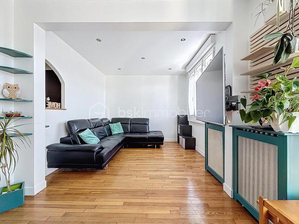 Bienvenue dans une maison où tout a été pensé pour conjuguer charme, fonctionnalité et emplacement privilégié.

Pour une parfaite transparence des surfaces soit 183 m² de surface totale exploitable : la maison développe 100m² habitables (126m² au sol), complétés par un sous-sol total de 57m² ; certificat de mesurage à l'appui.
S’ajoutent également un abri de jardin de 10 m² ainsi qu’un espace couvert sous escalier pouvant servir de local vélo ou moto.

Au rez-de-chaussée surélevé :
Une entrée accueillante ouvre sur une cuisine conviviale, une salle à manger lumineuse et un séjour chaleureux avec son poêle et un accès direct à la TERRASSE et au JARDIN exposés SUD-OUEST.
Un WC avec lave-mains complète ce niveau.

À l’étage :
Un palier dessert 3 chambres (entre 10 et 11m²), une salle de bain avec WC ainsi qu’une pièce dédiée au DRESSING (4m²) – un vrai plus pour l’organisation du quotidien.

Dans les combles :
Une chambre supplémentaire (14m² au sol), parfaite pour un adolescent, un espace invité ou un coin télétravail cosy, avec de nombreux rangements.

Sous-sol TOTAL ultra fonctionnel de 57m² :
Double garage (25m²), chaufferie, buanderie (7m²), une salle d'eau avec WC, bureau (7m²) et pièce annexe (11m², salle de jeux, stockage, atelier… à vous de choisir !)

Prestations & équipements :

Abris de jardin de 10m²
Maison entièrement isolée
Double vitrage (RDC, étages et sous-sol)
Volets roulants motorisés avec télécommande générale Somfy + commandes individuelles
VMC motorisée (salle d’eau & salle de bain)
Poêle installé en 2012
Chaudière gaz Frisquet (2009)
Toiture nettoyée et imperméabilisée il y a 3 ans
Portail motorisé & digicode
2 macarons de stationnement possibles délivrés par la ville

Un bien entretenu avec sérieux, prêt à accueillir une nouvelle famille.

Un emplacement idéal pour une vie 100% pratique
À pied :
Écoles maternelle et primaire Jules Ferry
Collège Coton
Lycées Mozart et Jean Moulin
Centre-ville & Forum
Place de l’Eau, cinéma, théâtre
Boulangerie (à 2 min !)
Marché les jeudis et dimanches

À proximité :
Leclerc à 5 min en voiture
Centre commercial O’Parinor
Autoroutes A1 et A3
Bus 140 et 148

Future ligne 16 et 17 du Grand Paris Express (2028) à côté du Forum – Gare de Drancy

Une maison familiale complète, chaleureuse et parfaitement située, idéale pour ceux qui veulent tout faire à pied tout en profitant d’un jardin et de beaux volumes.