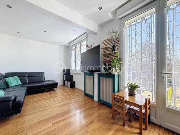 Bienvenue dans une maison où tout a été pensé pour conjuguer charme, fonctionnalité et emplacement privilégié.

Pour une parfaite transparence des surfaces soit 183 m² de surface totale exploitable : la maison développe 100m² habitables (126m² au sol), complétés par un sous-sol total de 57m² ; certificat de mesurage à l'appui.
S’ajoutent également un abri de jardin de 10 m² ainsi qu’un espace couvert sous escalier pouvant servir de local vélo ou moto.

Au rez-de-chaussée surélevé :
Une entrée accueillante ouvre sur une cuisine conviviale, une salle à manger lumineuse et un séjour chaleureux avec son poêle et un accès direct à la TERRASSE et au JARDIN exposés SUD-OUEST.
Un WC avec lave-mains complète ce niveau.

À l’étage :
Un palier dessert 3 chambres (entre 10 et 11m²), une salle de bain avec WC ainsi qu’une pièce dédiée au DRESSING (4m²) – un vrai plus pour l’organisation du quotidien.

Dans les combles :
Une chambre supplémentaire (14m² au sol), parfaite pour un adolescent, un espace invité ou un coin télétravail cosy, avec de nombreux rangements.

Sous-sol TOTAL ultra fonctionnel de 57m² :
Double garage (25m²), chaufferie, buanderie (7m²), une salle d'eau avec WC, bureau (7m²) et pièce annexe (11m², salle de jeux, stockage, atelier… à vous de choisir !)

Prestations & équipements :

Abris de jardin de 10m²
Maison entièrement isolée
Double vitrage (RDC, étages et sous-sol)
Volets roulants motorisés avec télécommande générale Somfy + commandes individuelles
VMC motorisée (salle d’eau & salle de bain)
Poêle installé en 2012
Chaudière gaz Frisquet (2009)
Toiture nettoyée et imperméabilisée il y a 3 ans
Portail motorisé & digicode
2 macarons de stationnement possibles délivrés par la ville

Un bien entretenu avec sérieux, prêt à accueillir une nouvelle famille.

Un emplacement idéal pour une vie 100% pratique
À pied :
Écoles maternelle et primaire Jules Ferry
Collège Coton
Lycées Mozart et Jean Moulin
Centre-ville & Forum
Place de l’Eau, cinéma, théâtre
Boulangerie (à 2 min !)
Marché les jeudis et dimanches

À proximité :
Leclerc à 5 min en voiture
Centre commercial O’Parinor
Autoroutes A1 et A3
Bus 140 et 148

Future ligne 16 et 17 du Grand Paris Express (2028) à côté du Forum – Gare de Drancy

Une maison familiale complète, chaleureuse et parfaitement située, idéale pour ceux qui veulent tout faire à pied tout en profitant d’un jardin et de beaux volumes.