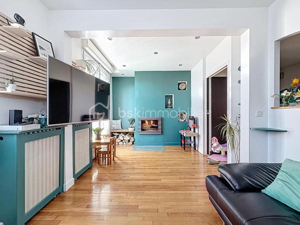 Bienvenue dans une maison où tout a été pensé pour conjuguer charme, fonctionnalité et emplacement privilégié.

Pour une parfaite transparence des surfaces soit 183 m² de surface totale exploitable : la maison développe 100m² habitables (126m² au sol), complétés par un sous-sol total de 57m² ; certificat de mesurage à l'appui.
S’ajoutent également un abri de jardin de 10 m² ainsi qu’un espace couvert sous escalier pouvant servir de local vélo ou moto.

Au rez-de-chaussée surélevé :
Une entrée accueillante ouvre sur une cuisine conviviale, une salle à manger lumineuse et un séjour chaleureux avec son poêle et un accès direct à la TERRASSE et au JARDIN exposés SUD-OUEST.
Un WC avec lave-mains complète ce niveau.

À l’étage :
Un palier dessert 3 chambres (entre 10 et 11m²), une salle de bain avec WC ainsi qu’une pièce dédiée au DRESSING (4m²) – un vrai plus pour l’organisation du quotidien.

Dans les combles :
Une chambre supplémentaire (14m² au sol), parfaite pour un adolescent, un espace invité ou un coin télétravail cosy, avec de nombreux rangements.

Sous-sol TOTAL ultra fonctionnel de 57m² :
Double garage (25m²), chaufferie, buanderie (7m²), une salle d'eau avec WC, bureau (7m²) et pièce annexe (11m², salle de jeux, stockage, atelier… à vous de choisir !)

Prestations & équipements :

Abris de jardin de 10m²
Maison entièrement isolée
Double vitrage (RDC, étages et sous-sol)
Volets roulants motorisés avec télécommande générale Somfy + commandes individuelles
VMC motorisée (salle d’eau & salle de bain)
Poêle installé en 2012
Chaudière gaz Frisquet (2009)
Toiture nettoyée et imperméabilisée il y a 3 ans
Portail motorisé & digicode
2 macarons de stationnement possibles délivrés par la ville

Un bien entretenu avec sérieux, prêt à accueillir une nouvelle famille.

Un emplacement idéal pour une vie 100% pratique
À pied :
Écoles maternelle et primaire Jules Ferry
Collège Coton
Lycées Mozart et Jean Moulin
Centre-ville & Forum
Place de l’Eau, cinéma, théâtre
Boulangerie (à 2 min !)
Marché les jeudis et dimanches

À proximité :
Leclerc à 5 min en voiture
Centre commercial O’Parinor
Autoroutes A1 et A3
Bus 140 et 148

Future ligne 16 et 17 du Grand Paris Express (2028) à côté du Forum – Gare de Drancy

Une maison familiale complète, chaleureuse et parfaitement située, idéale pour ceux qui veulent tout faire à pied tout en profitant d’un jardin et de beaux volumes.
