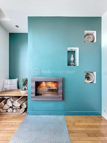 Bienvenue dans une maison où tout a été pensé pour conjuguer charme, fonctionnalité et emplacement privilégié.

Pour une parfaite transparence des surfaces soit 183 m² de surface totale exploitable : la maison développe 100m² habitables (126m² au sol), complétés par un sous-sol total de 57m² ; certificat de mesurage à l'appui.
S’ajoutent également un abri de jardin de 10 m² ainsi qu’un espace couvert sous escalier pouvant servir de local vélo ou moto.

Au rez-de-chaussée surélevé :
Une entrée accueillante ouvre sur une cuisine conviviale, une salle à manger lumineuse et un séjour chaleureux avec son poêle et un accès direct à la TERRASSE et au JARDIN exposés SUD-OUEST.
Un WC avec lave-mains complète ce niveau.

À l’étage :
Un palier dessert 3 chambres (entre 10 et 11m²), une salle de bain avec WC ainsi qu’une pièce dédiée au DRESSING (4m²) – un vrai plus pour l’organisation du quotidien.

Dans les combles :
Une chambre supplémentaire (14m² au sol), parfaite pour un adolescent, un espace invité ou un coin télétravail cosy, avec de nombreux rangements.

Sous-sol TOTAL ultra fonctionnel de 57m² :
Double garage (25m²), chaufferie, buanderie (7m²), une salle d'eau avec WC, bureau (7m²) et pièce annexe (11m², salle de jeux, stockage, atelier… à vous de choisir !)

Prestations & équipements :

Abris de jardin de 10m²
Maison entièrement isolée
Double vitrage (RDC, étages et sous-sol)
Volets roulants motorisés avec télécommande générale Somfy + commandes individuelles
VMC motorisée (salle d’eau & salle de bain)
Poêle installé en 2012
Chaudière gaz Frisquet (2009)
Toiture nettoyée et imperméabilisée il y a 3 ans
Portail motorisé & digicode
2 macarons de stationnement possibles délivrés par la ville

Un bien entretenu avec sérieux, prêt à accueillir une nouvelle famille.

Un emplacement idéal pour une vie 100% pratique
À pied :
Écoles maternelle et primaire Jules Ferry
Collège Coton
Lycées Mozart et Jean Moulin
Centre-ville & Forum
Place de l’Eau, cinéma, théâtre
Boulangerie (à 2 min !)
Marché les jeudis et dimanches

À proximité :
Leclerc à 5 min en voiture
Centre commercial O’Parinor
Autoroutes A1 et A3
Bus 140 et 148

Future ligne 16 et 17 du Grand Paris Express (2028) à côté du Forum – Gare de Drancy

Une maison familiale complète, chaleureuse et parfaitement située, idéale pour ceux qui veulent tout faire à pied tout en profitant d’un jardin et de beaux volumes.