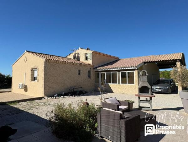 Ensemble immobilier avec appartement indépendant, piscine et dépendances à Séguret