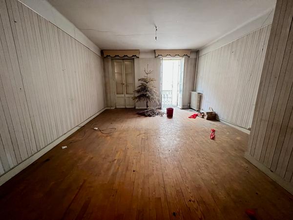 Belle opportunité d'investissement à Villeneuve sur Lot. Immeuble de rapport avec avec local commercial disponible en RDC (magasin d'environ 44m2 + bureau de 16,58m2) en RDC avec présence d'une sortie sur terrasse agréable pour pauses du personnel. Potent , Villeneuve sur lot