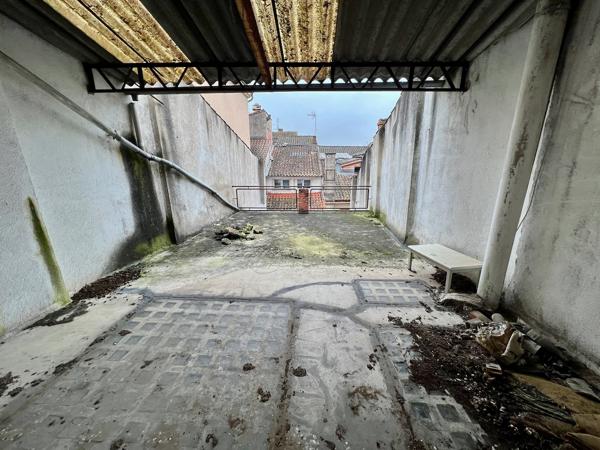 Belle opportunité d'investissement à Villeneuve sur Lot. Immeuble de rapport avec avec local commercial disponible en RDC (magasin d'environ 44m2 + bureau de 16,58m2) en RDC avec présence d'une sortie sur terrasse agréable pour pauses du personnel. Potent , Villeneuve sur lot