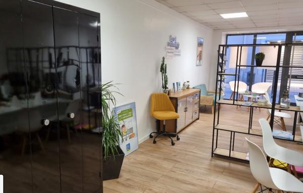 Belle opportunité d'investissement à Villeneuve sur Lot. Immeuble de rapport avec avec local commercial disponible en RDC (magasin d'environ 44m2 + bureau de 16,58m2) en RDC avec présence d'une sortie sur terrasse agréable pour pauses du personnel. Potent , Villeneuve sur lot