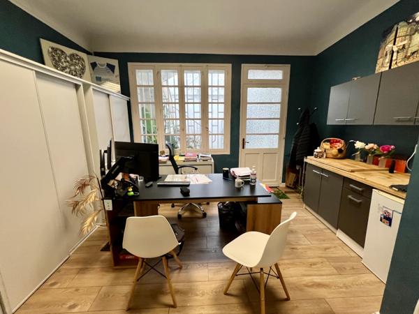 Belle opportunité d'investissement à Villeneuve sur Lot. Immeuble de rapport avec avec local commercial disponible en RDC (magasin d'environ 44m2 + bureau de 16,58m2) en RDC avec présence d'une sortie sur terrasse agréable pour pauses du personnel. Potent , Villeneuve sur lot