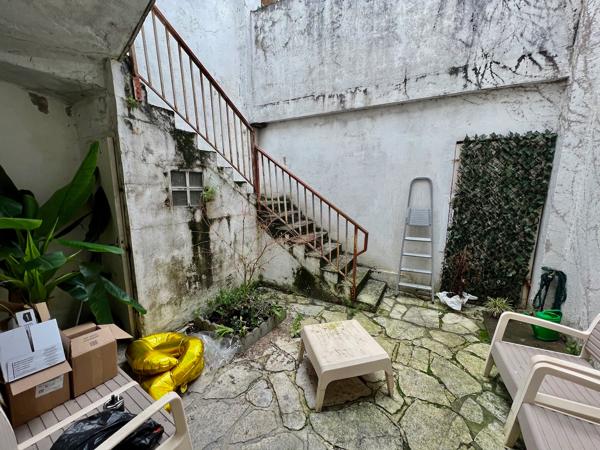 Belle opportunité d'investissement à Villeneuve sur Lot. Immeuble de rapport avec avec local commercial disponible en RDC (magasin d'environ 44m2 + bureau de 16,58m2) en RDC avec présence d'une sortie sur terrasse agréable pour pauses du personnel. Potent , Villeneuve sur lot