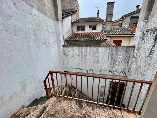 Belle opportunité d'investissement à Villeneuve sur Lot. Immeuble de rapport avec avec local commercial disponible en RDC (magasin d'environ 44m2 + bureau de 16,58m2) en RDC avec présence d'une sortie sur terrasse agréable pour pauses du personnel. Potent , Villeneuve sur lot