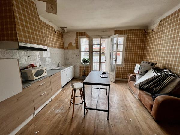Belle opportunité d'investissement à Villeneuve sur Lot. Immeuble de rapport avec avec local commercial disponible en RDC (magasin d'environ 44m2 + bureau de 16,58m2) en RDC avec présence d'une sortie sur terrasse agréable pour pauses du personnel. Potent , Villeneuve sur lot