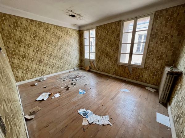 Belle opportunité d'investissement à Villeneuve sur Lot. Immeuble de rapport avec avec local commercial disponible en RDC (magasin d'environ 44m2 + bureau de 16,58m2) en RDC avec présence d'une sortie sur terrasse agréable pour pauses du personnel. Potent , Villeneuve sur lot