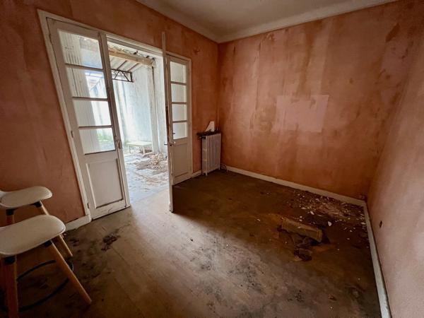 Belle opportunité d'investissement à Villeneuve sur Lot. Immeuble de rapport avec avec local commercial disponible en RDC (magasin d'environ 44m2 + bureau de 16,58m2) en RDC avec présence d'une sortie sur terrasse agréable pour pauses du personnel. Potent , Villeneuve sur lot