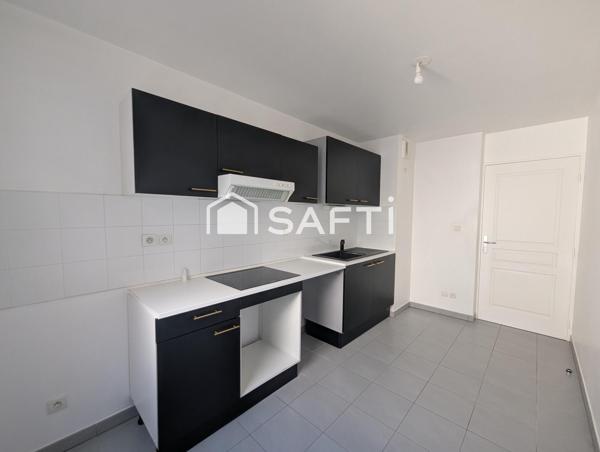 Proche des accès autoroutiers, Résidence sécurisée avec gardien et piscine, appartement de type 3 avec spacieux balcon, garage
