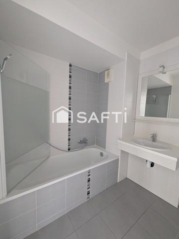 Proche des accès autoroutiers, Résidence sécurisée avec gardien et piscine, appartement de type 3 avec spacieux balcon, garage