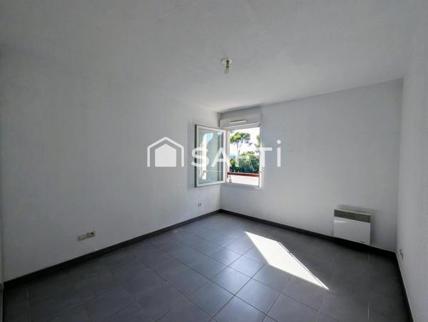 Proche des accès autoroutiers, Résidence sécurisée avec gardien et piscine, appartement de type 3 avec spacieux balcon, garage
