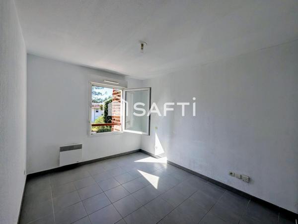 Proche des accès autoroutiers, Résidence sécurisée avec gardien et piscine, appartement de type 3 avec spacieux balcon, garage