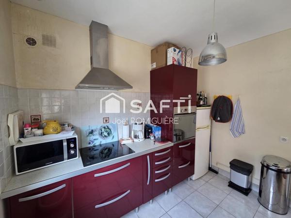 Maison lumineuse avec double garage et jardin