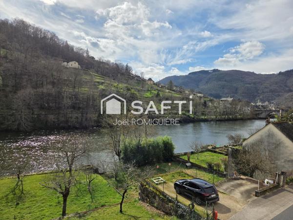 Maison lumineuse avec double garage et jardin