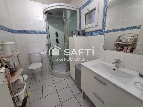 Maison lumineuse avec double garage et jardin