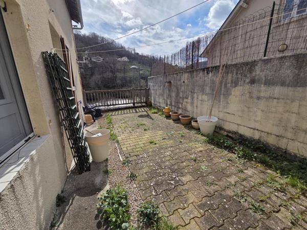 Maison lumineuse avec double garage et jardin