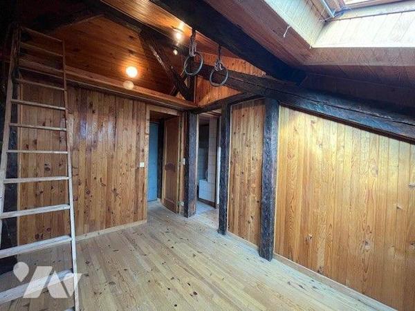 Appartement duplex type 8 à rénover plein centre ville de Chambéry VENTE IMMO-INTERACTIF.

VE...