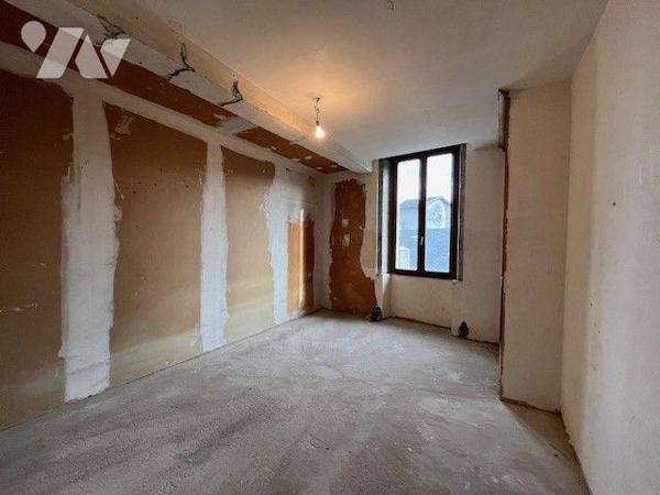 Appartement duplex type 8 à rénover plein centre ville de Chambéry VENTE IMMO-INTERACTIF.

VE...