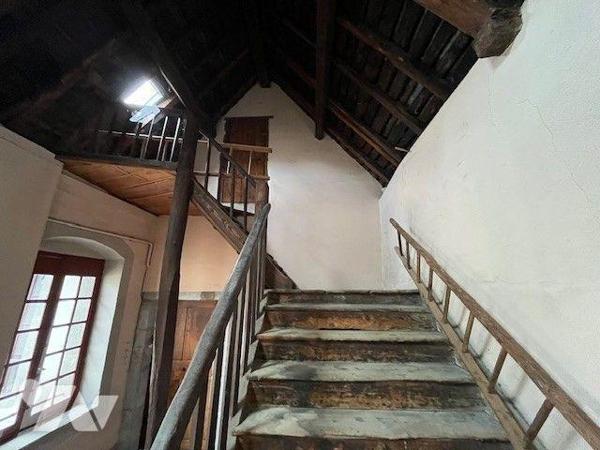 Appartement duplex type 8 à rénover plein centre ville de Chambéry VENTE IMMO-INTERACTIF.

VE...