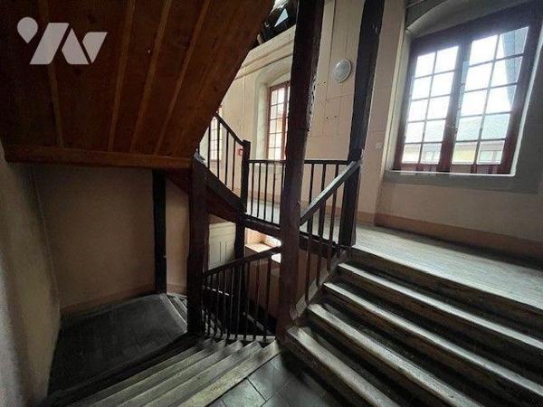 Appartement duplex type 8 à rénover plein centre ville de Chambéry VENTE IMMO-INTERACTIF.

VE...