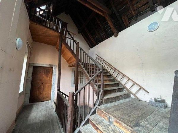 Appartement duplex type 8 à rénover plein centre ville de Chambéry VENTE IMMO-INTERACTIF.

VE...