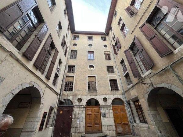 Appartement duplex type 8 à rénover plein centre ville de Chambéry VENTE IMMO-INTERACTIF.

VE...