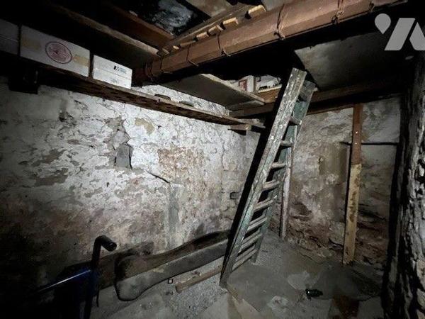 Appartement duplex type 8 à rénover plein centre ville de Chambéry VENTE IMMO-INTERACTIF.

VE...