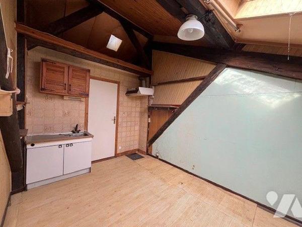 Appartement duplex type 8 à rénover plein centre ville de Chambéry VENTE IMMO-INTERACTIF.

VE...