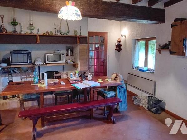 Longère, rdc:  cuis, séj/salon, buanderie, 1 ch, wc, sdb.  Etg: 3 chs, sdb, wc. Bâtiments, terrain.