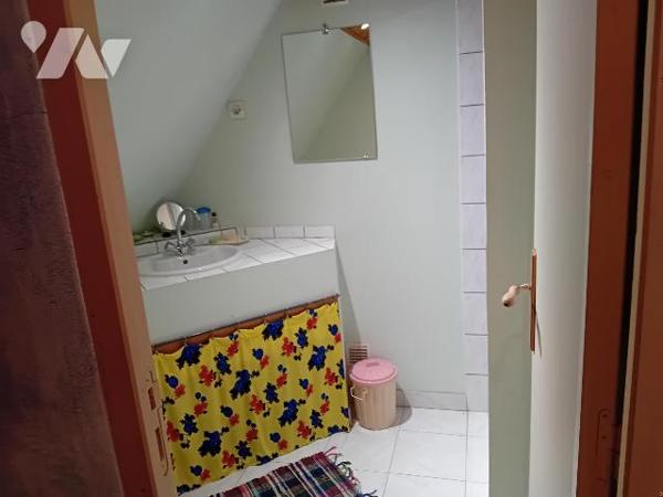 Longère, rdc:  cuis, séj/salon, buanderie, 1 ch, wc, sdb.  Etg: 3 chs, sdb, wc. Bâtiments, terrain.