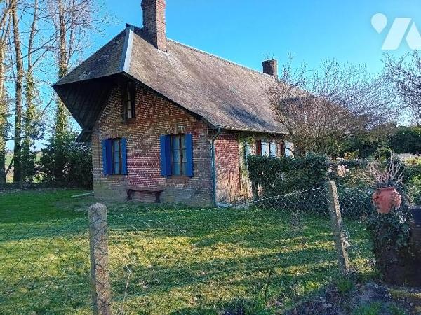 Longère, rdc:  cuis, séj/salon, buanderie, 1 ch, wc, sdb.  Etg: 3 chs, sdb, wc. Bâtiments, terrain.