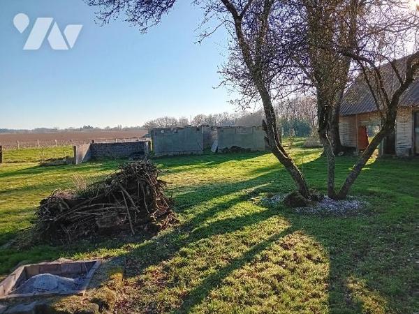 Longère, rdc:  cuis, séj/salon, buanderie, 1 ch, wc, sdb.  Etg: 3 chs, sdb, wc. Bâtiments, terrain.